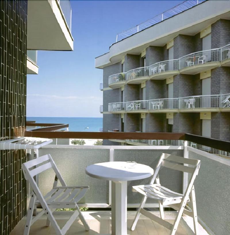 Hotel President Alba Adriatica Exterior foto